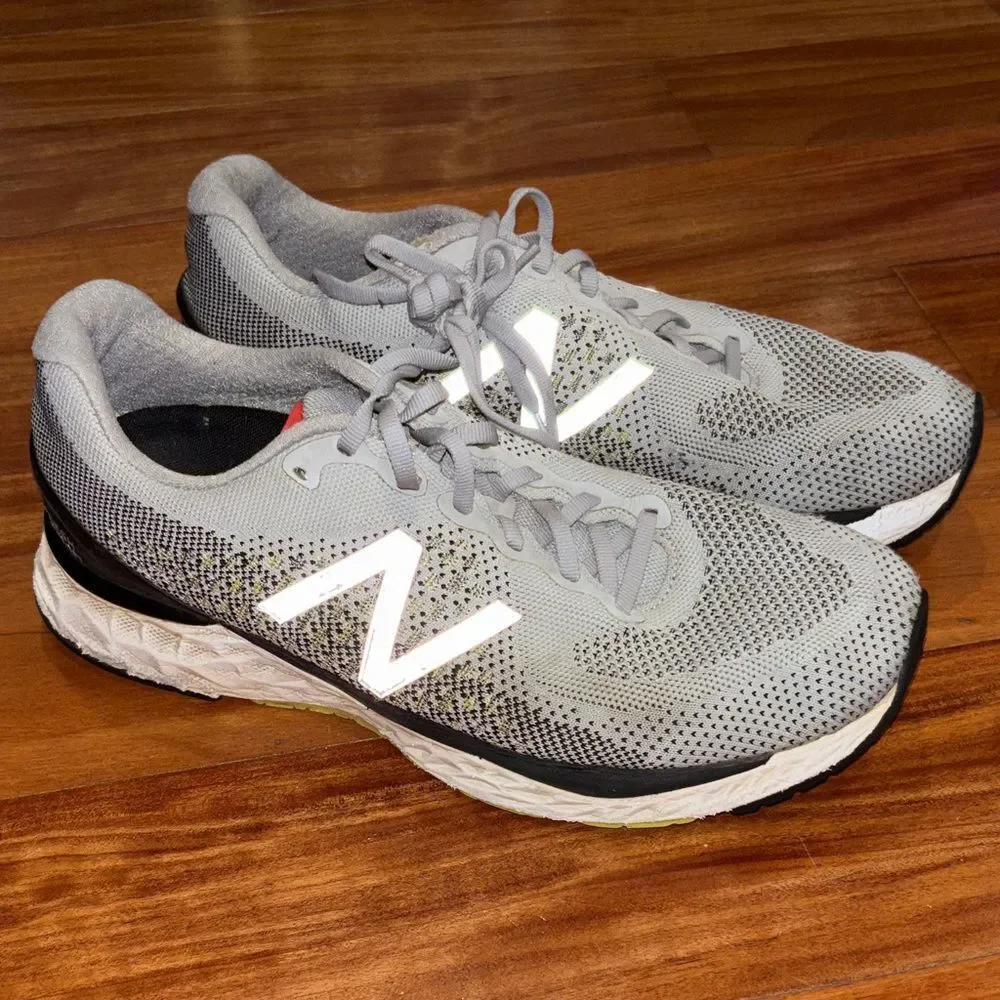 New Balance men’s sz 10.5 Light Grey Mesh Running Sneakers with White Logo